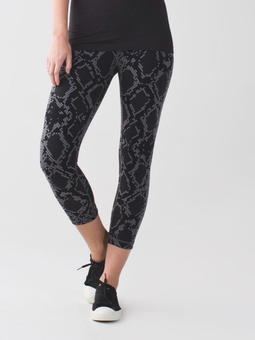 Lululemon Athletica Wunder Under Crop (Hi-Rise) Full-On Luon Size 6